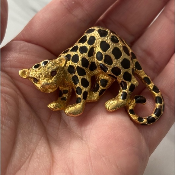 Park Lane Gold Tone Black Enamel
Spotted rhinestone eyes Cheetah Brooch Pendant - Picture 4 of 10